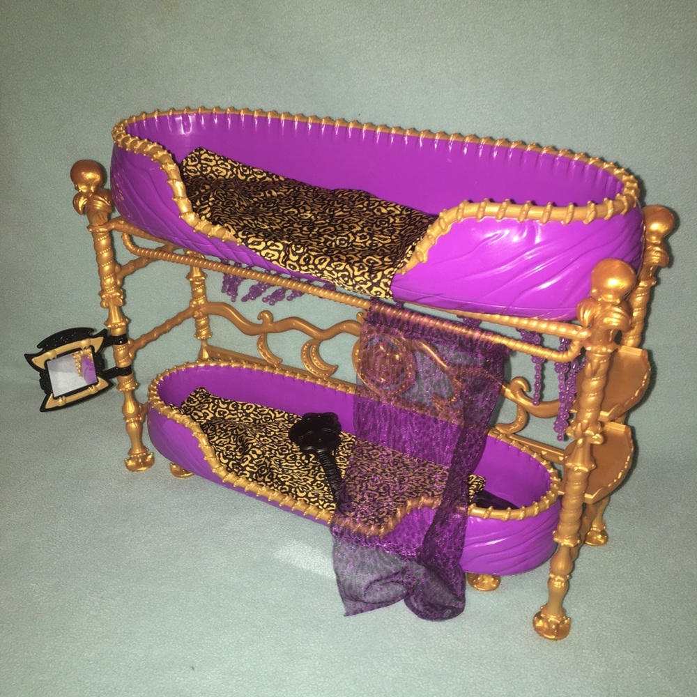 From Monster High Room To Howl Bunk Bed & Dead Tired Clawdeen Wolf Playset 2011